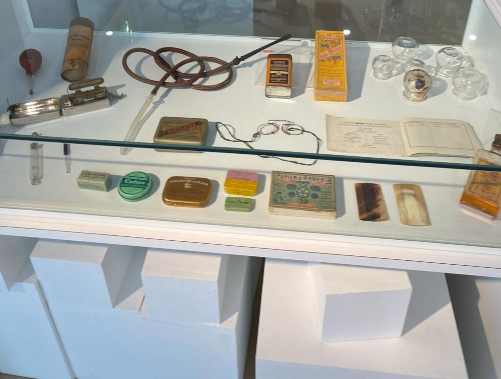 Vitrine sur la médecine au siècle dernier